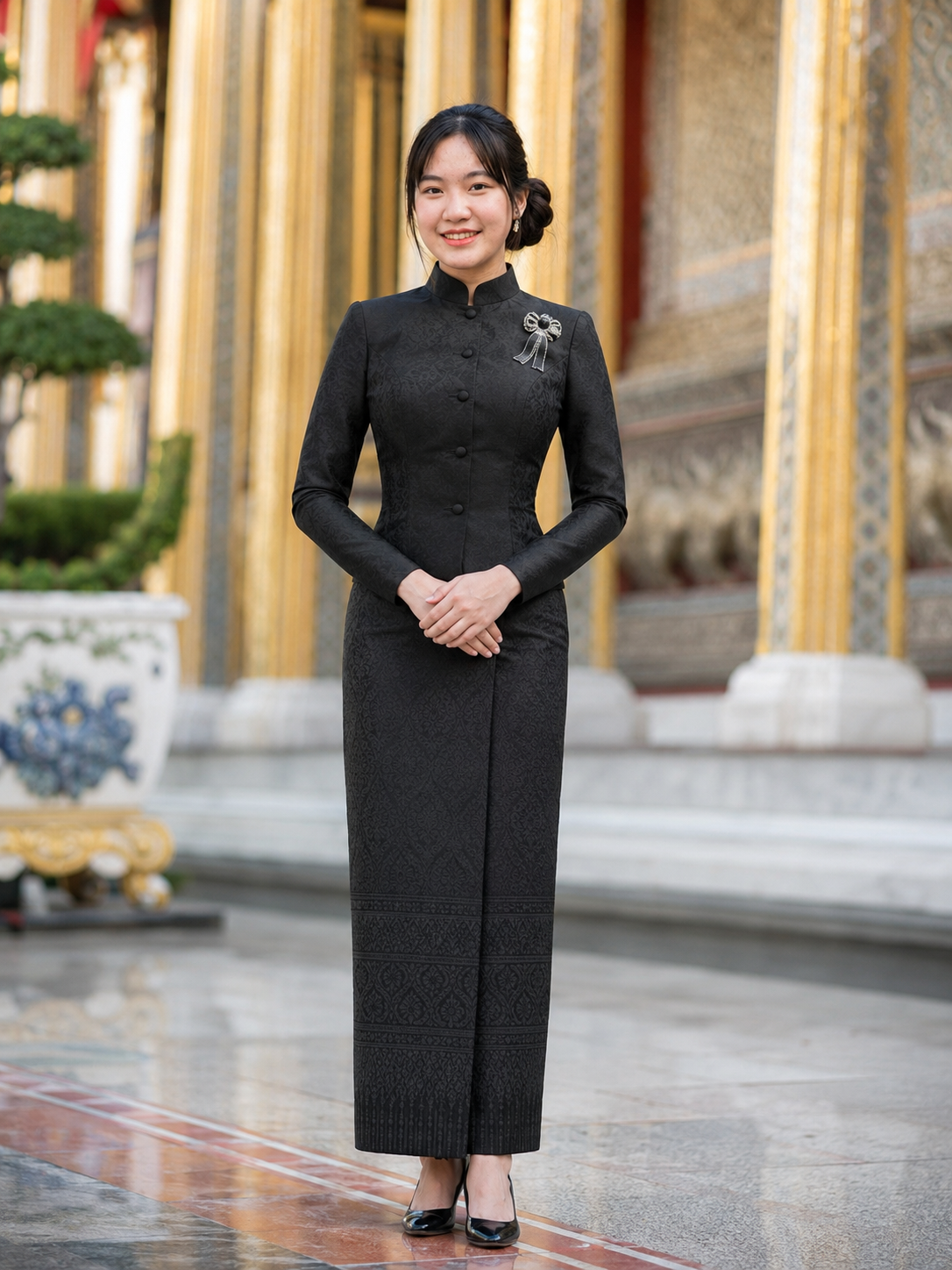 ผู้หญิงใส่ชุด ไทยจิตรลดา สีดำ