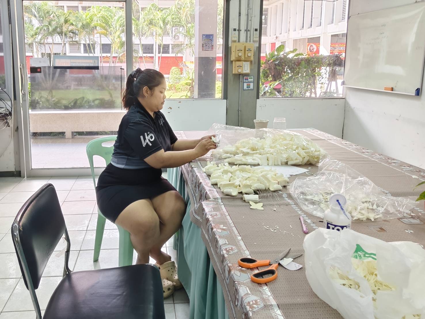 วิทยาลัยการอาชีพศรีสะเกษร่วมใจประดิษฐ์ดอกไม้จันทน์น้อมอาลัยถวายพระพันปีหลวง