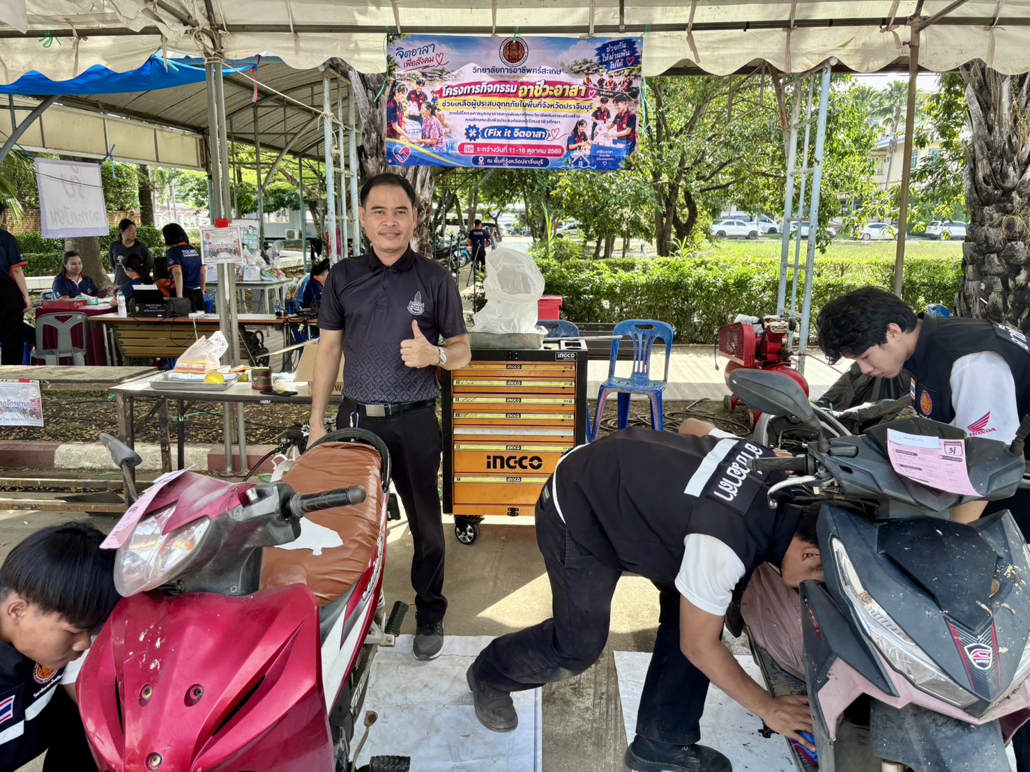วิทยาลัยการอาชีพศรีสะเกษปฏิบัติหน้าที่อาชีวะ Fix it จิตอาสาช่วยเหลือผู้ประสบภัยน้ำท่วม ณ วิทยาลัยเทคนิคปราจีนบุรี