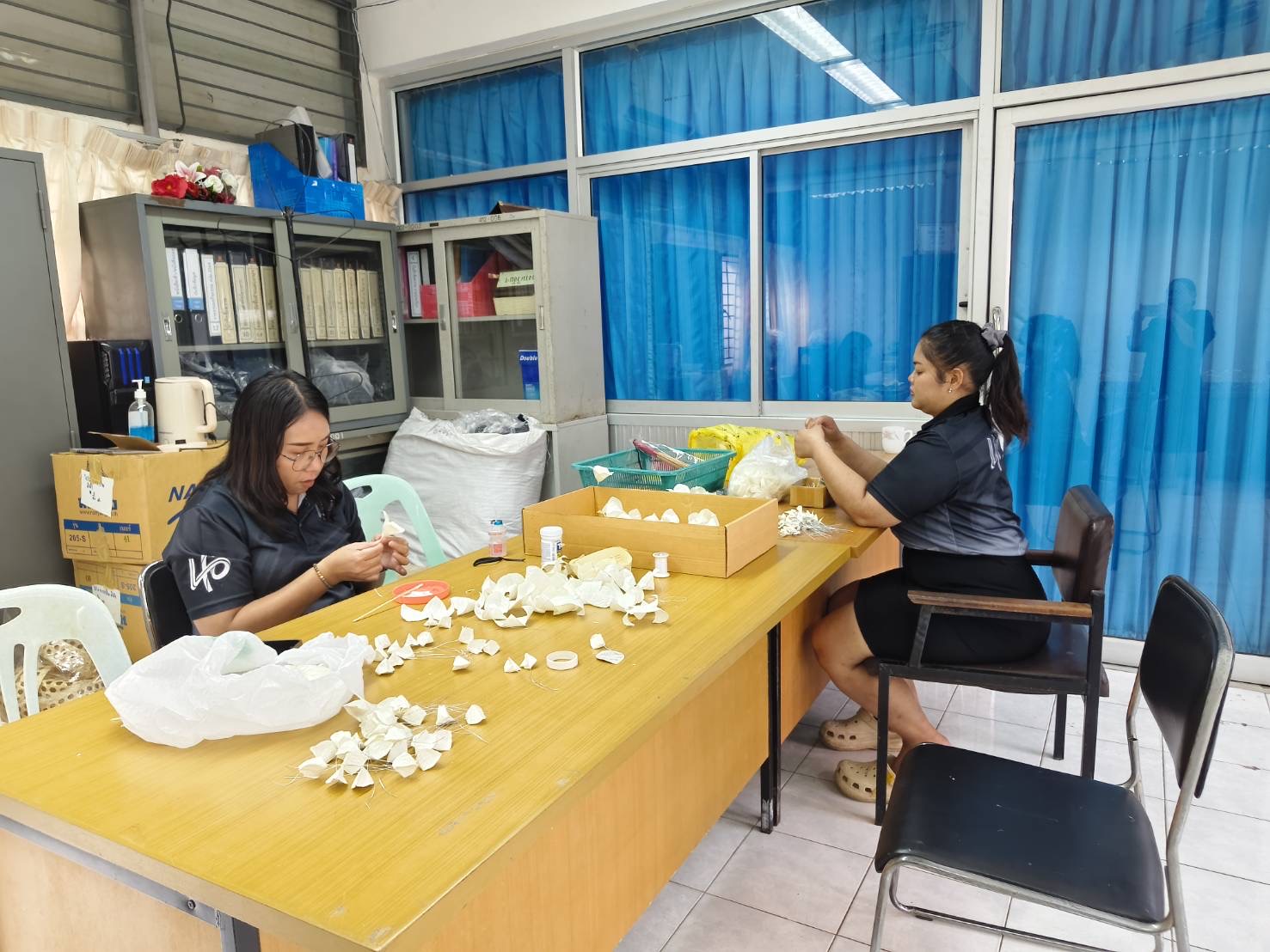วิทยาลัยการอาชีพศรีสะเกษร่วมใจประดิษฐ์ดอกไม้จันทน์น้อมอาลัยถวายพระพันปีหลวง