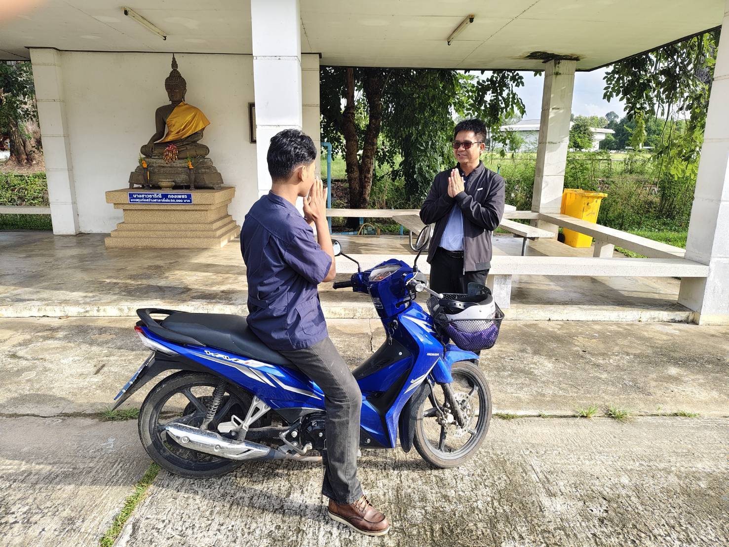 วิทยาลัยการอาชีพศรีสะเกษต้อนรับนักเรียนนักศึกษายามเช้าด้วยความอบอุ่น