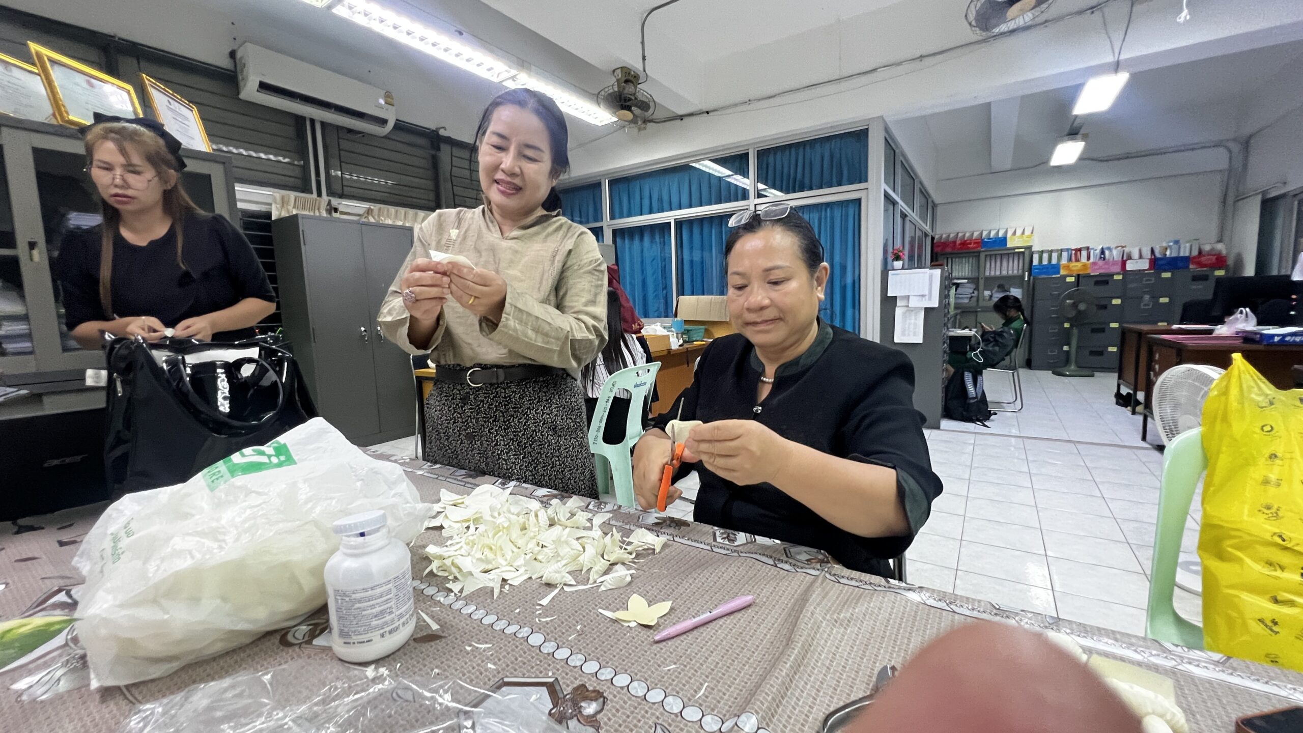 วิทยาลัยการอาชีพศรีสะเกษร่วมใจประดิษฐ์ดอกไม้จันทน์น้อมอาลัยถวายพระพันปีหลวง
