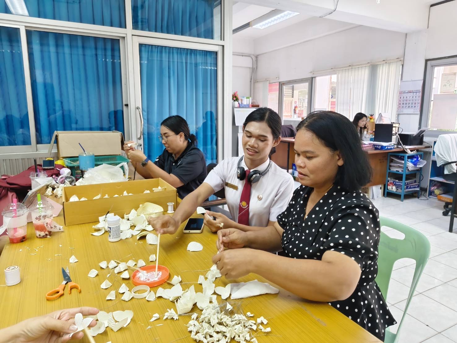 วิทยาลัยการอาชีพศรีสะเกษร่วมใจประดิษฐ์ดอกไม้จันทน์น้อมอาลัยถวายพระพันปีหลวง