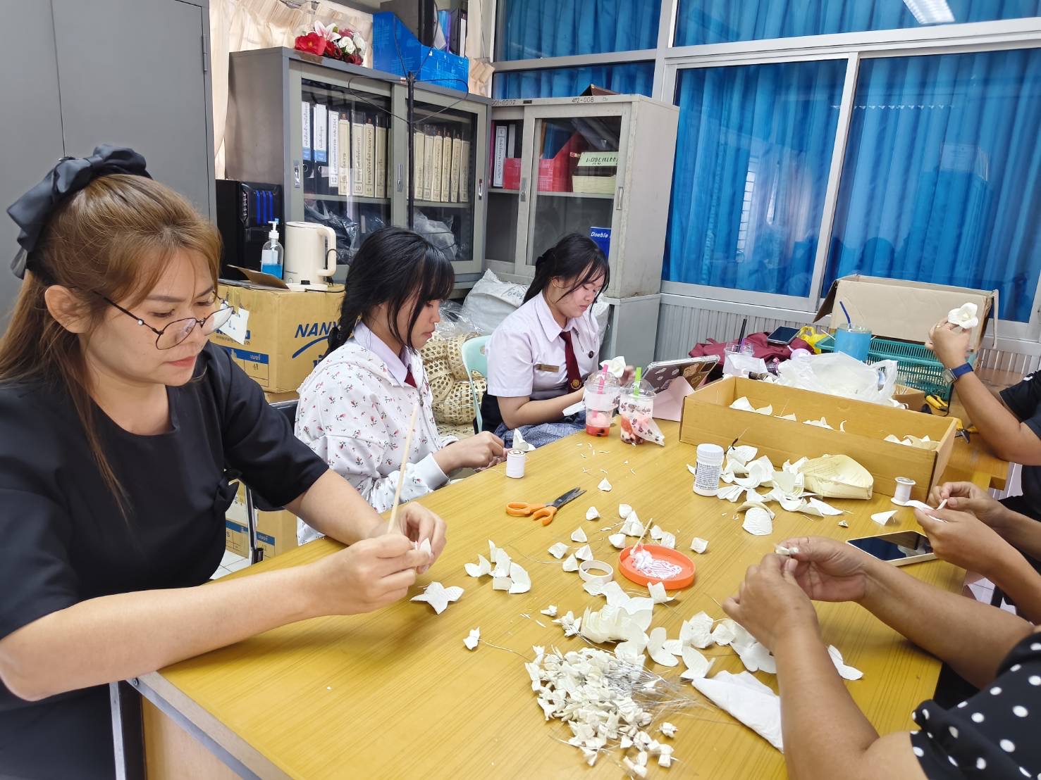วิทยาลัยการอาชีพศรีสะเกษร่วมใจประดิษฐ์ดอกไม้จันทน์น้อมอาลัยถวายพระพันปีหลวง