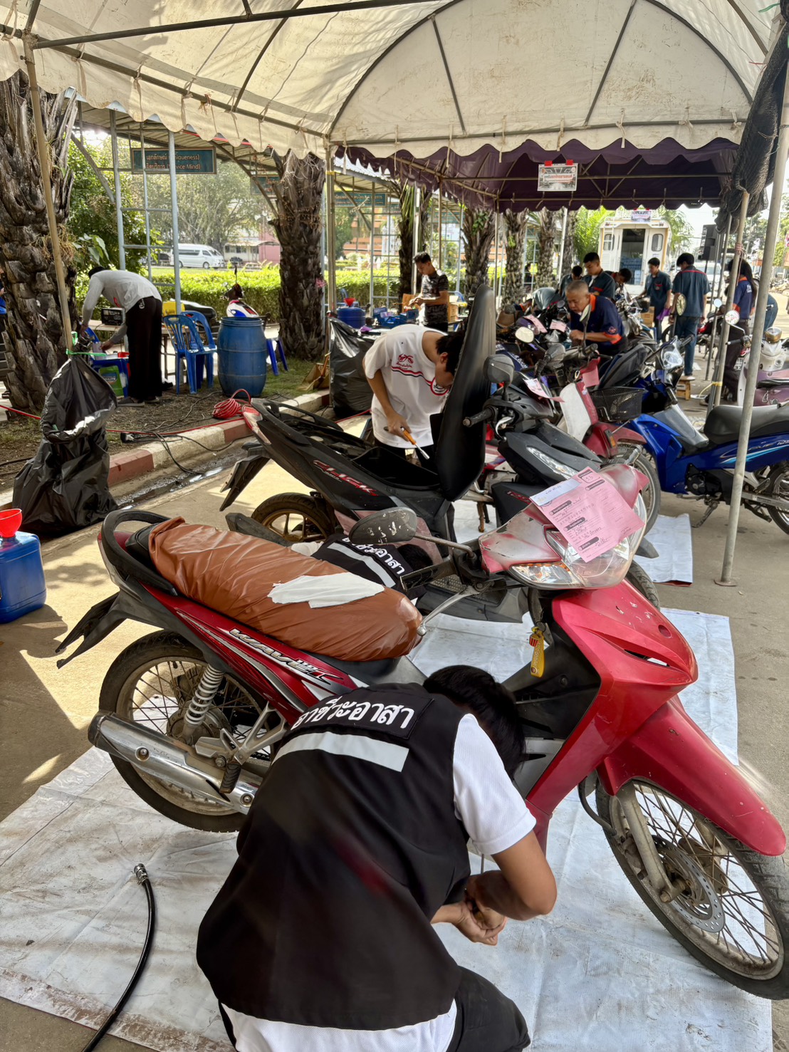 วิทยาลัยการอาชีพศรีสะเกษปฏิบัติหน้าที่อาชีวะ Fix it จิตอาสาช่วยเหลือผู้ประสบภัยน้ำท่วม ณ วิทยาลัยเทคนิคปราจีนบุรี