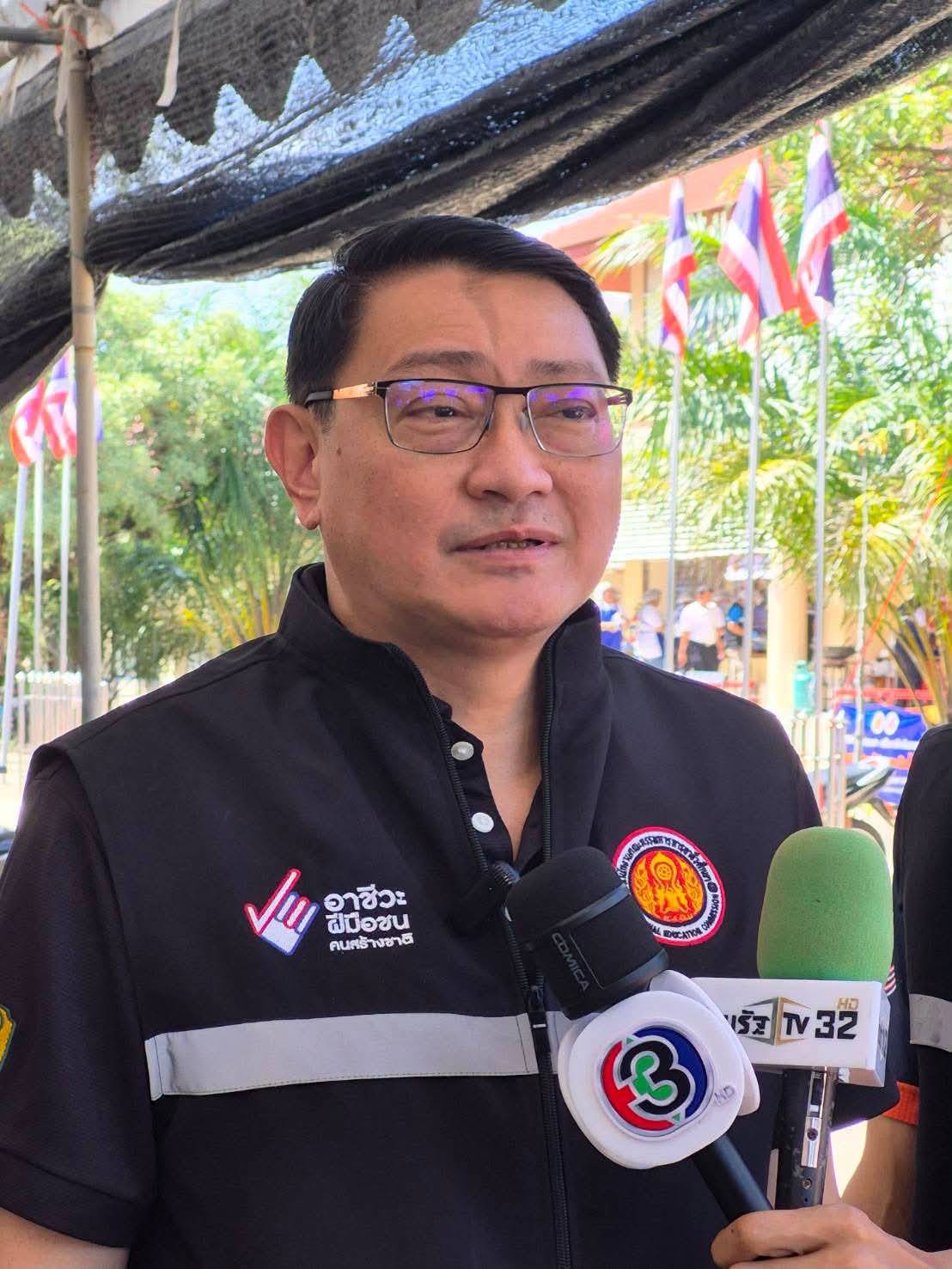เลขาธิการ กอศ. ตรวจเยี่ยมและให้กำลังใจทีมจิตอาสาวิทยาลัยการอาชีพศรีสะเกษช่วยเหลือผู้ประสบภัยน้ำท่วม