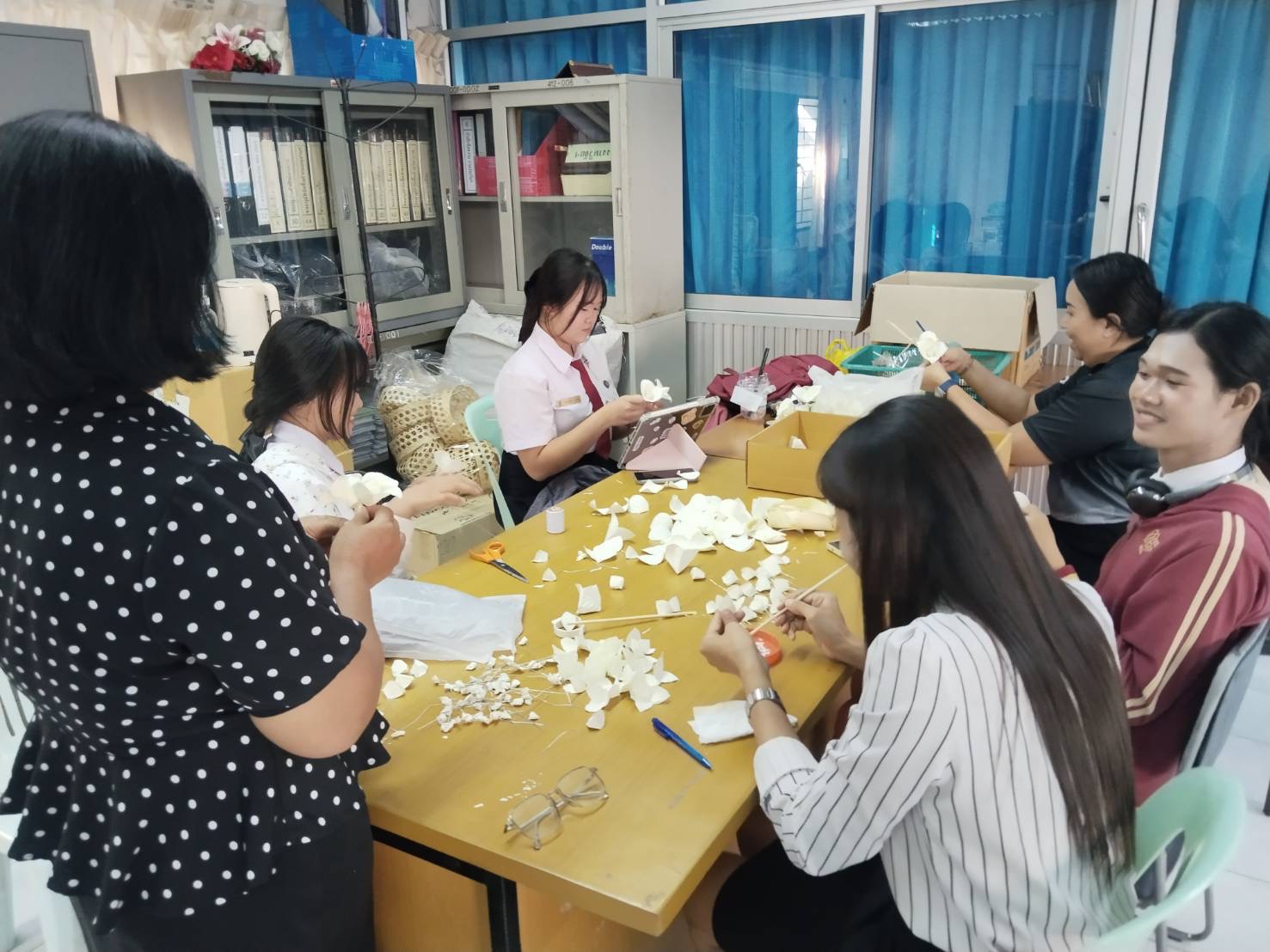 วิทยาลัยการอาชีพศรีสะเกษร่วมใจประดิษฐ์ดอกไม้จันทน์น้อมอาลัยถวายพระพันปีหลวง