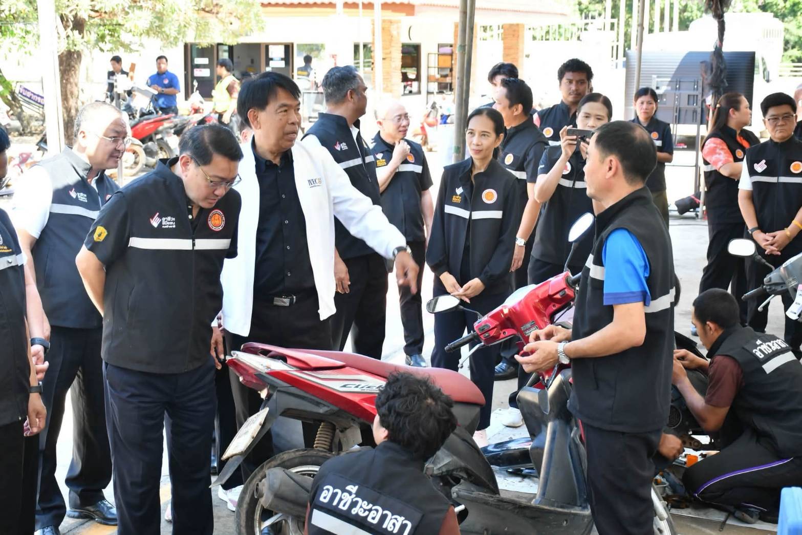 เลขาธิการ กอศ. ตรวจเยี่ยมและให้กำลังใจทีมจิตอาสาวิทยาลัยการอาชีพศรีสะเกษช่วยเหลือผู้ประสบภัยน้ำท่วม