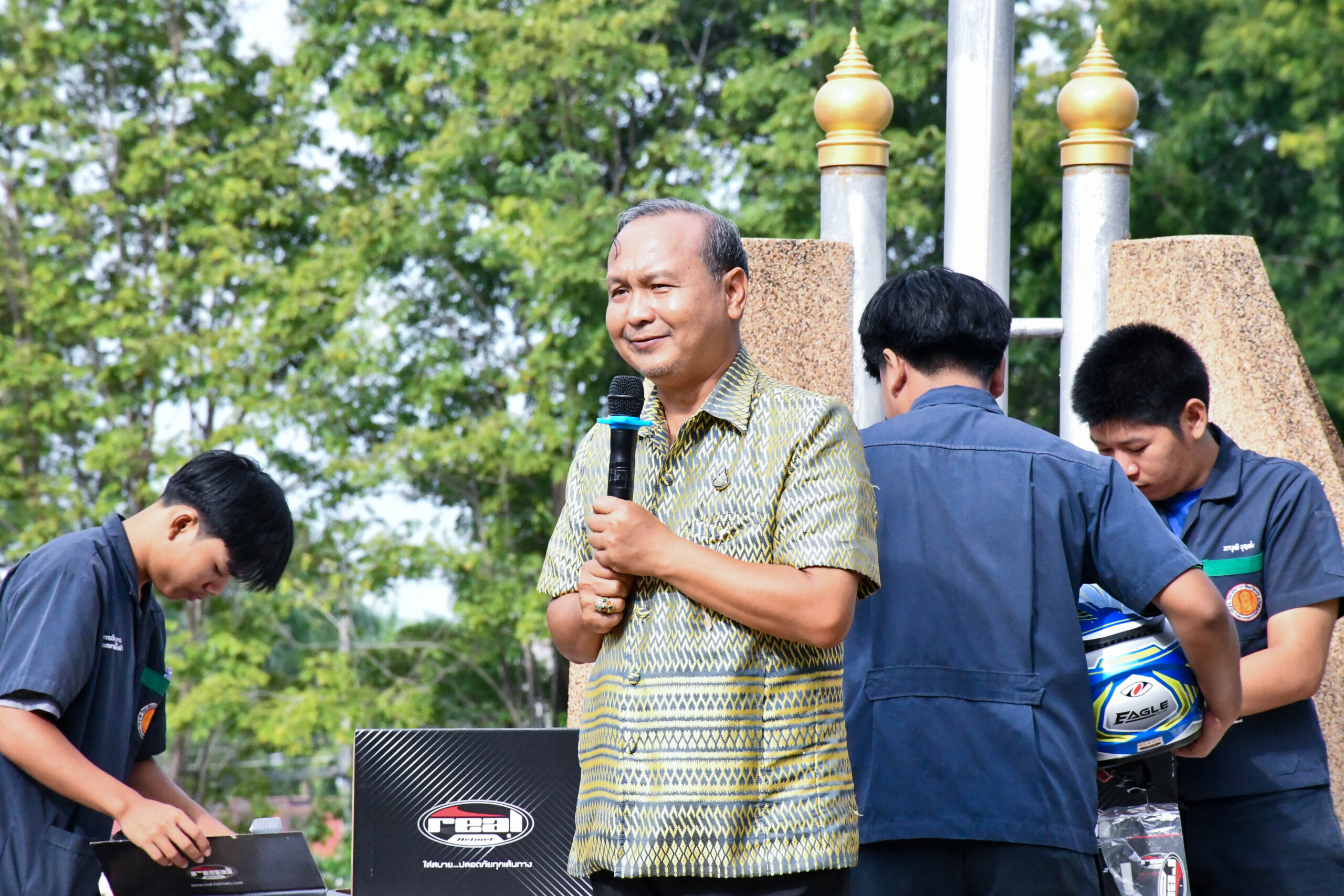 วิทยาลัยการอาชีพศรีสะเกษรับมอบหมวกกันน็อคจากบริษัท เรียล เอ็นเตอร์ไพรส์ จำกัด