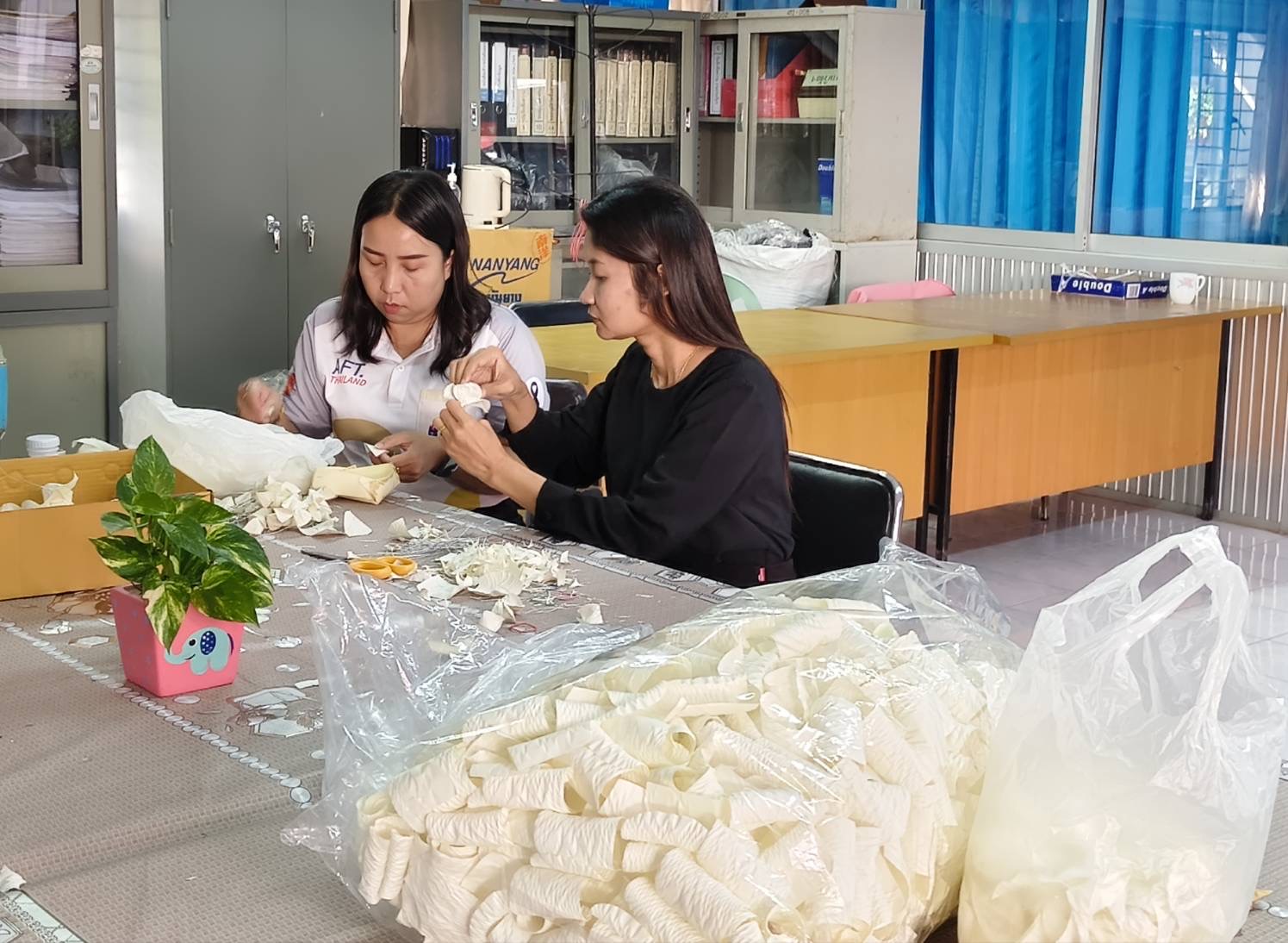 วิทยาลัยการอาชีพศรีสะเกษร่วมใจประดิษฐ์ดอกไม้จันทน์น้อมอาลัยถวายพระพันปีหลวง