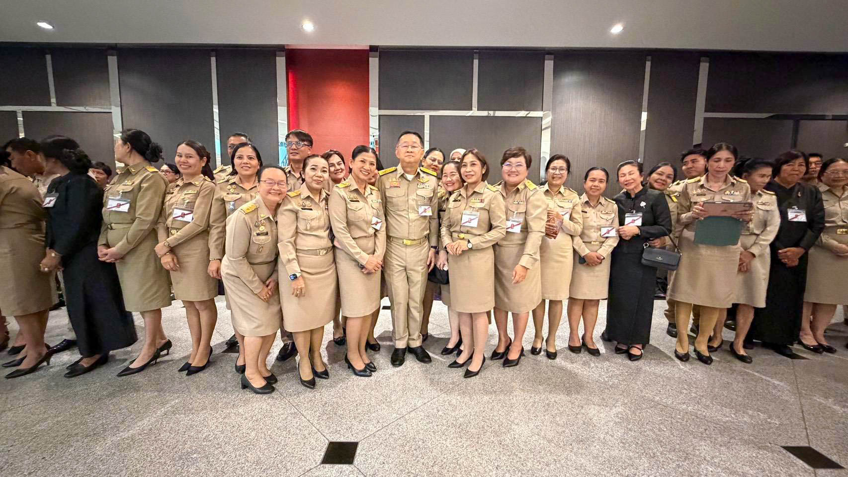 คณะครูวิทยาลัยการอาชีพศรีสะเกษเข้าเฝ้าฯ และร่วมประชุมวิชาการนานาชาติ รางวัลสมเด็จเจ้าฟ้ามหาจักรี ครั้งที่ 6