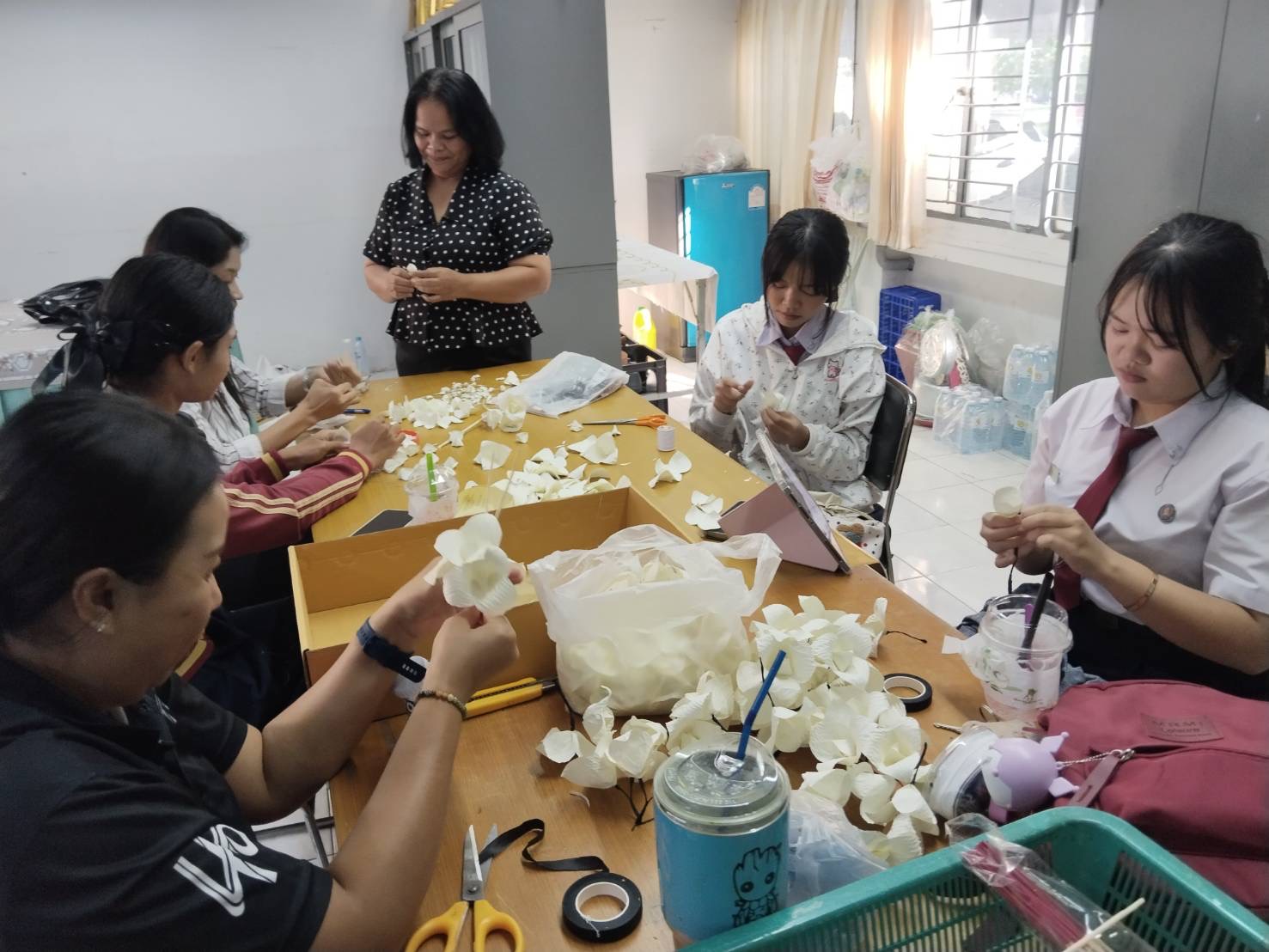 วิทยาลัยการอาชีพศรีสะเกษร่วมใจประดิษฐ์ดอกไม้จันทน์น้อมอาลัยถวายพระพันปีหลวง