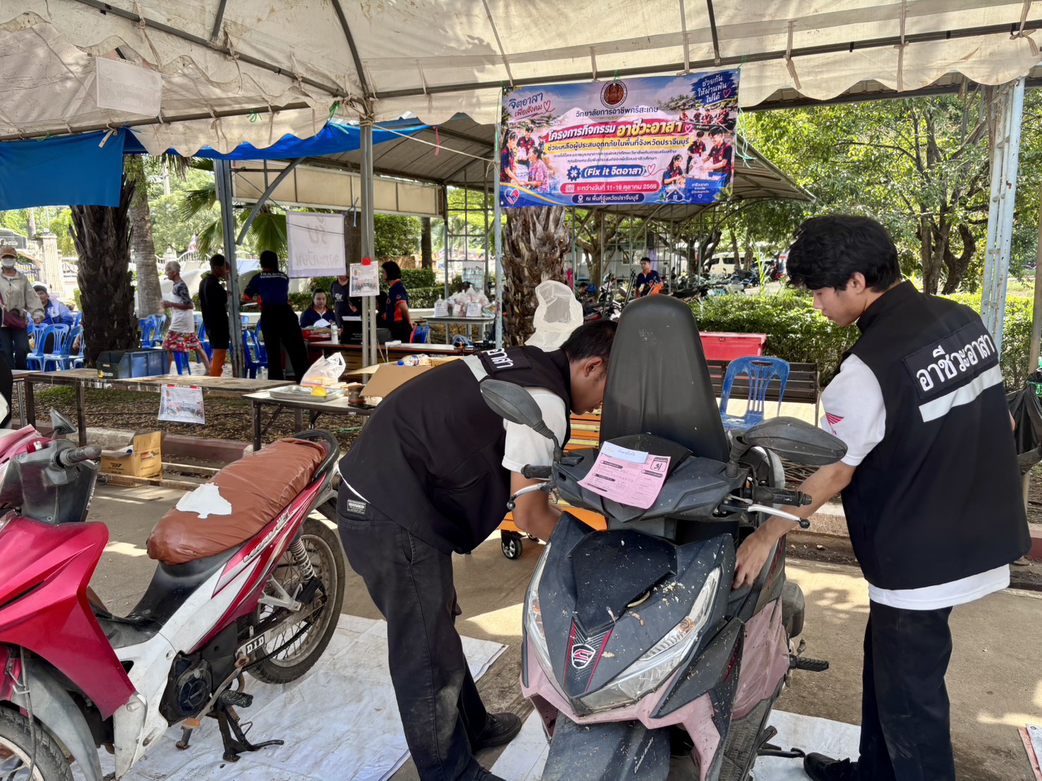 วิทยาลัยการอาชีพศรีสะเกษปฏิบัติหน้าที่อาชีวะ Fix it จิตอาสาช่วยเหลือผู้ประสบภัยน้ำท่วม ณ วิทยาลัยเทคนิคปราจีนบุรี