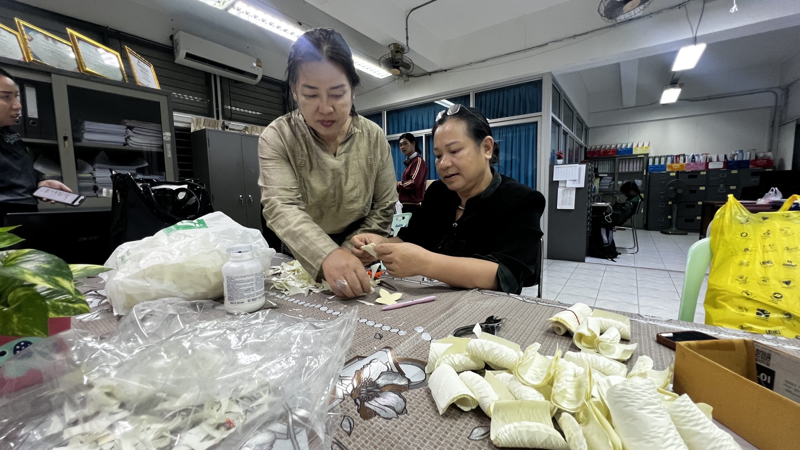 วิทยาลัยการอาชีพศรีสะเกษร่วมใจประดิษฐ์ดอกไม้จันทน์น้อมอาลัยถวายพระพันปีหลวง